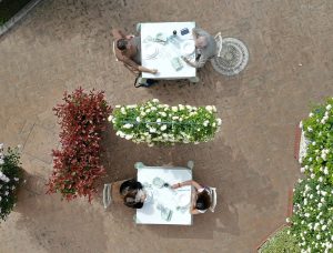 NA ITALIA, RESTAURANTE ADOTA BARREIRA DE FLORES PARA FAZER ISOLAMENTO DOS CLIENTES