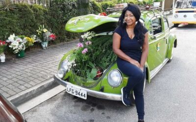 Para fugir da crise, ela transformou um Fusca 1969 em floricultura no Rio… –