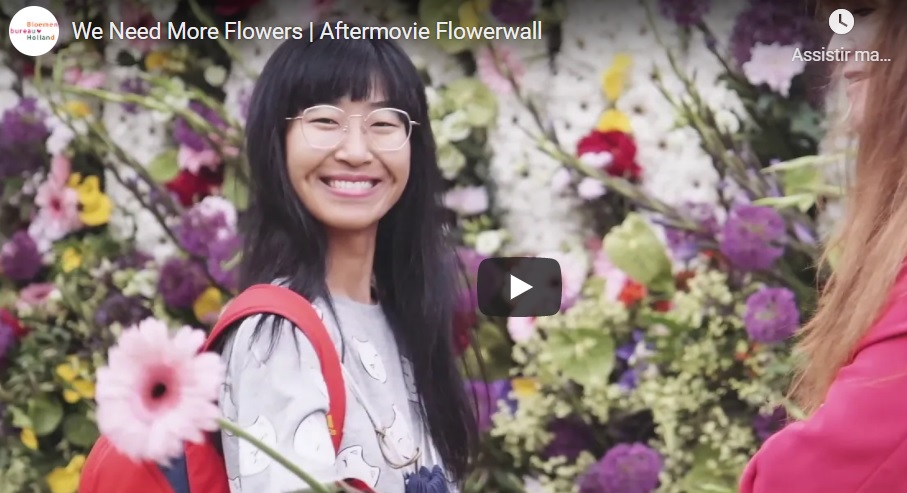 QUE TAL ESSA IDEIA: UMA GRANDE PAINEL COM FLORES CONVIDANDO AS PESSOAS A FIXAR RECADOS DIZENDO – PORQUE PRECISAMOS DE FLORES? veja a materia no video abaixo…