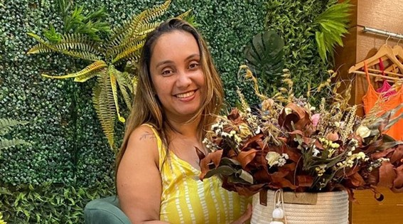 Ela criou uma empresa de arranjos de flores secas e faturou   R$ 700 mil em menos de um ano